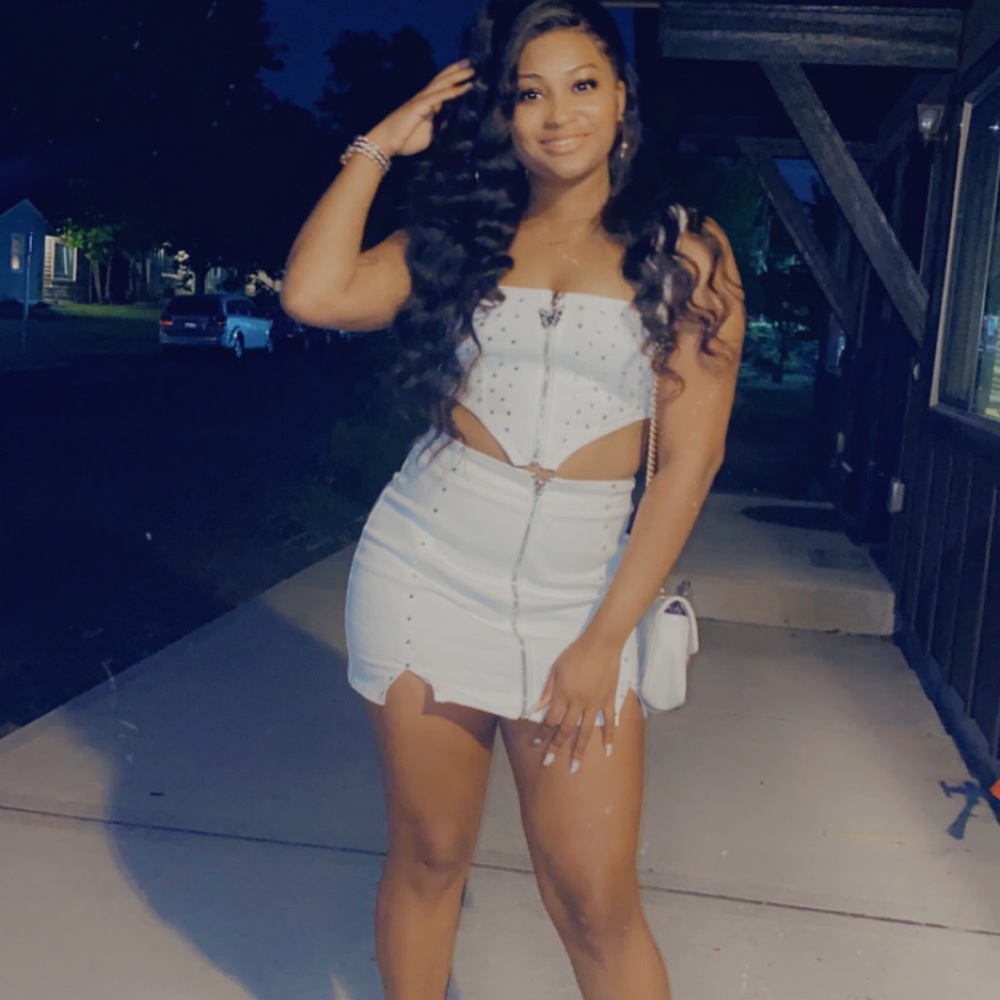 White 2 piece set.